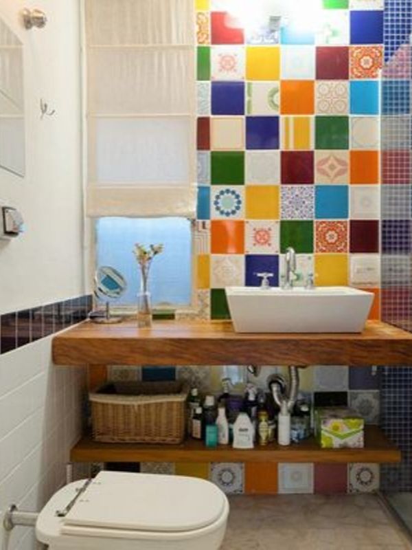 decoração de banheiro com azulejos coloridos