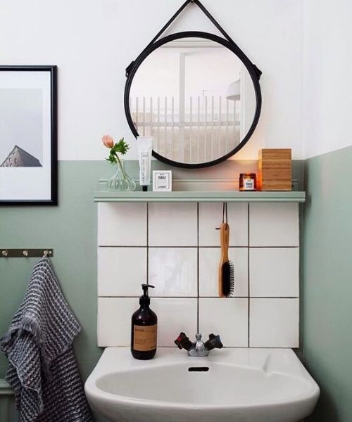 modelo banheiros simples e bonitos com azulejo e espelho redondo