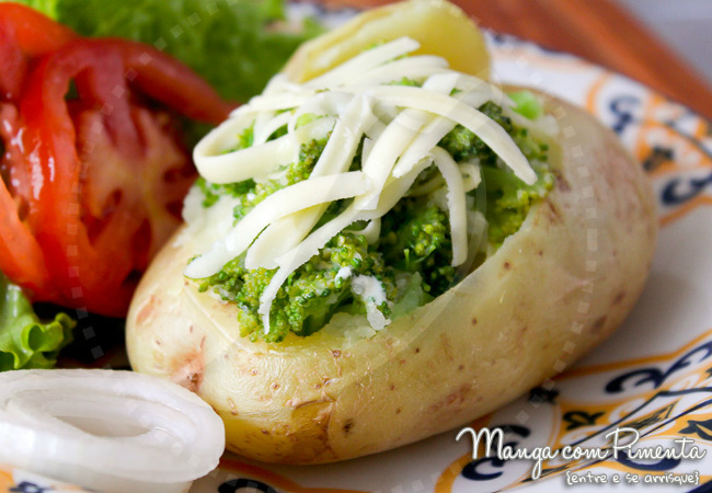 batata assada recheada com brócolis