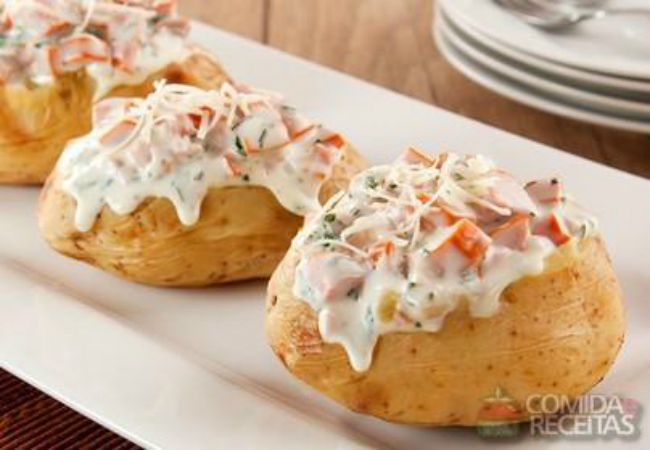 batata assada recheada com salsicha e requeijão