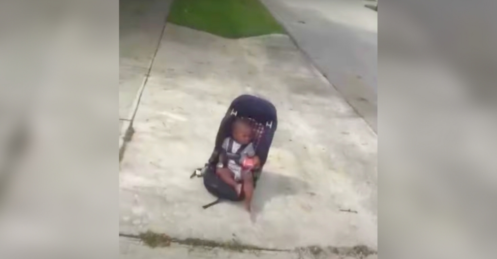 bebê deixado na calçada