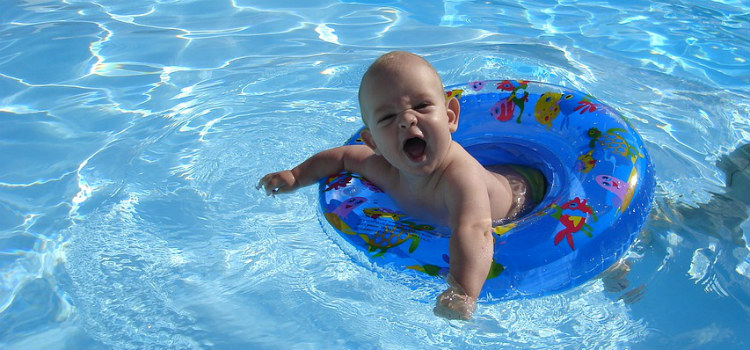 bebe surpreende em piscina cuidados