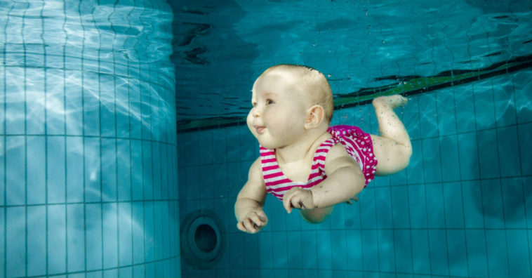 bebe surpreende em piscina
