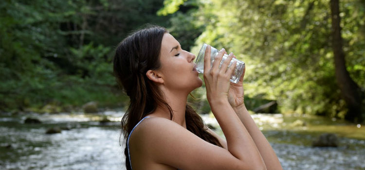 beber água para reduzir a barriga