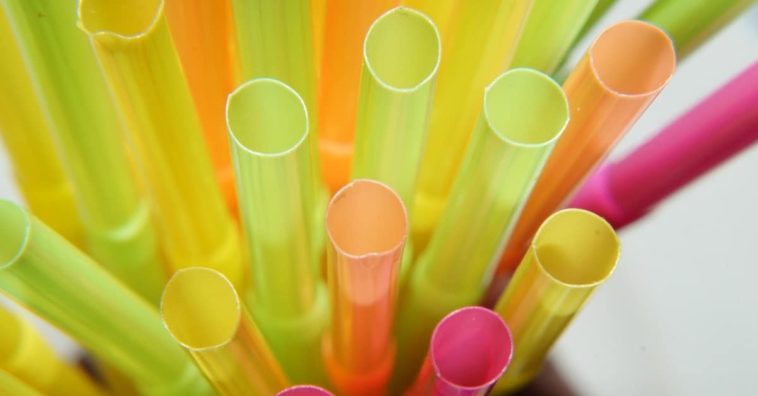 beber com canudo de plástico faz mal