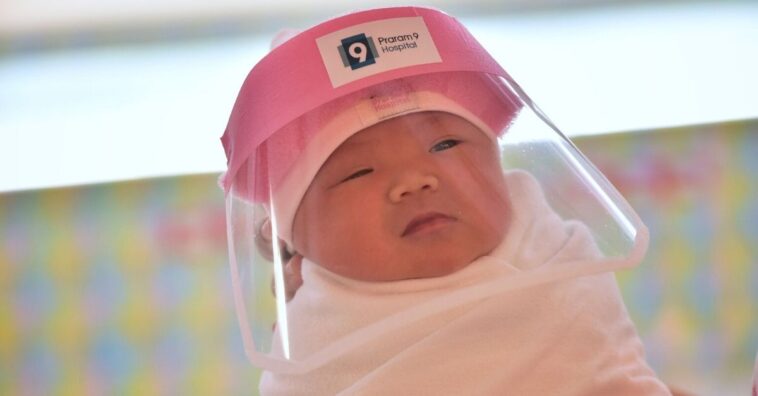 bebês na tailândia recebem viseiras de proteção