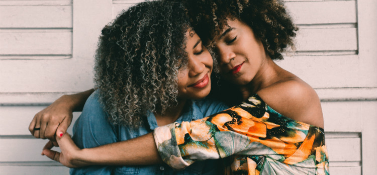 benefícios do abraço para a saúde