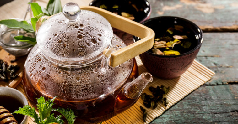 beneficios chá verde com hibisco