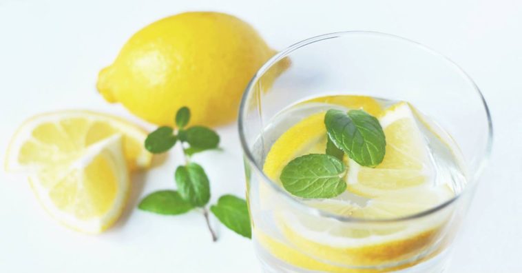 benefícios da agua morna com limão para a saúde
