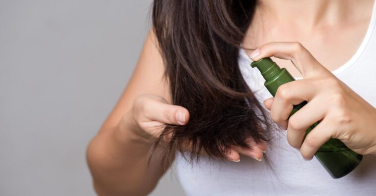 mulher passando óleo vegetal para cabelo