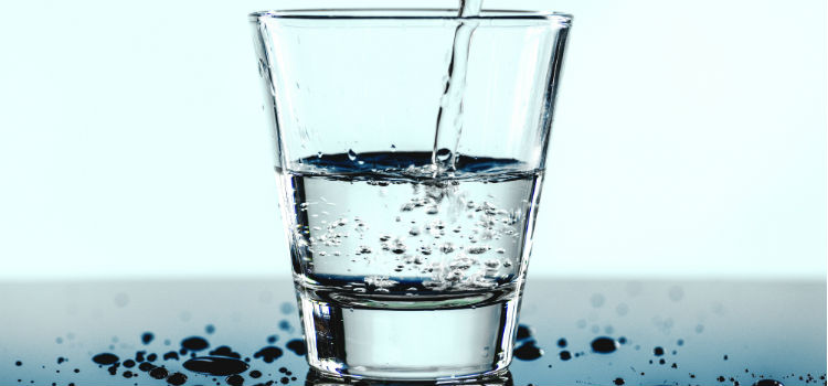 benefícios para a saúde beber água em jejum