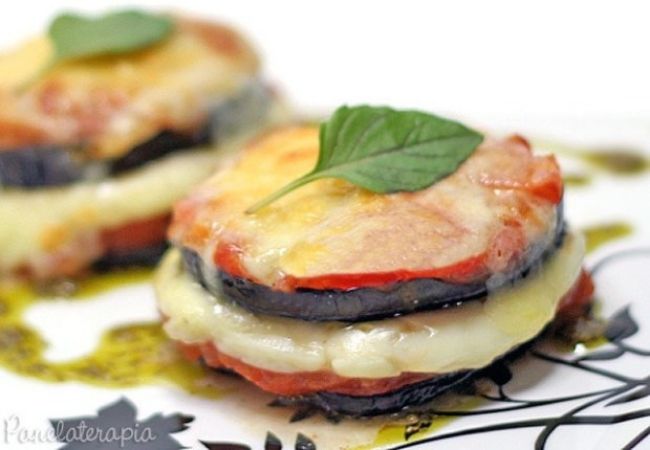 berinjela no forno com tomate e queijo