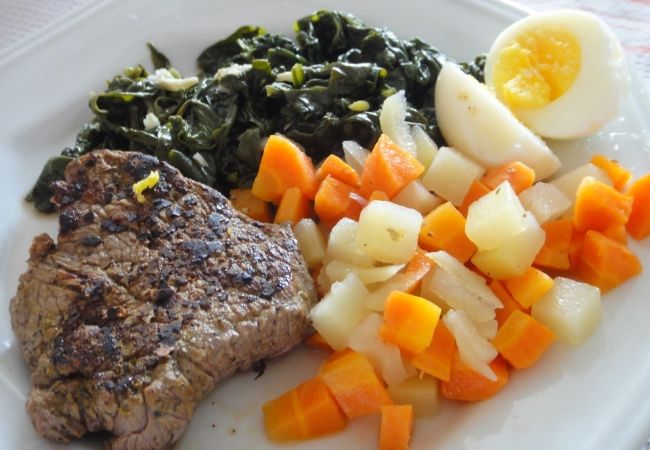 bife na panela com espinafres