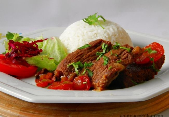 bife na panela de pressão com vegetais