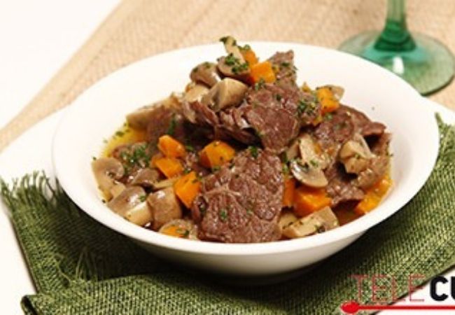 bife na panela de pressão com cogumelos