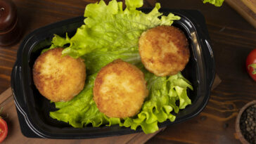 bolinha de queijo em cama de alface