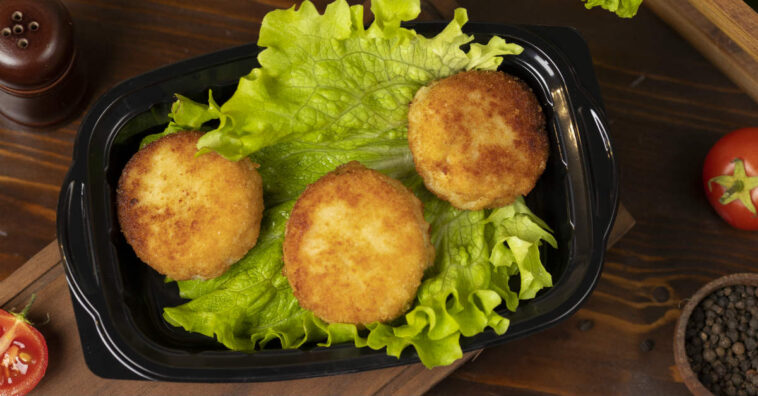 bolinha de queijo em cama de alface