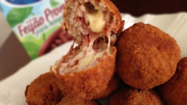 bolinho de arroz com carne seca e queijo