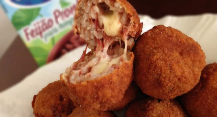 bolinho de arroz com carne seca e queijo