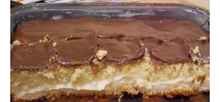 bolo assado já com recheio e cobertura de chocolate