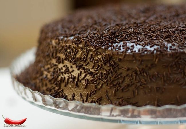 bolo confeitado de brigadeiro