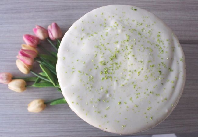 bolo confeitado de limão