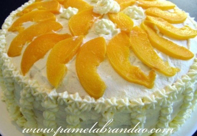 bolo confeitado de pêssego