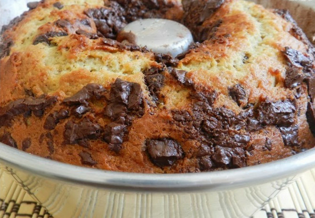 receita de bolo de banana com pedaços de chocolate