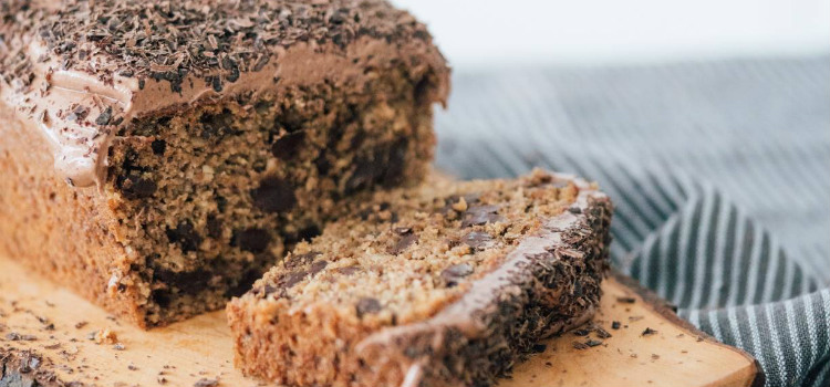 bolo de banana de liquidificador com chocolate