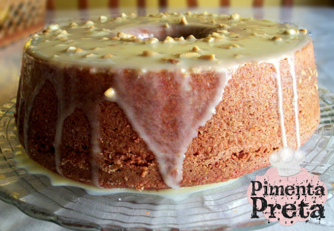 bolo de beterraba com cobertura de chocolate branco