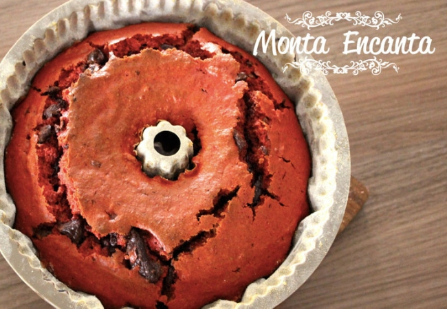 bolo de beterraba e pedaços de chocolate