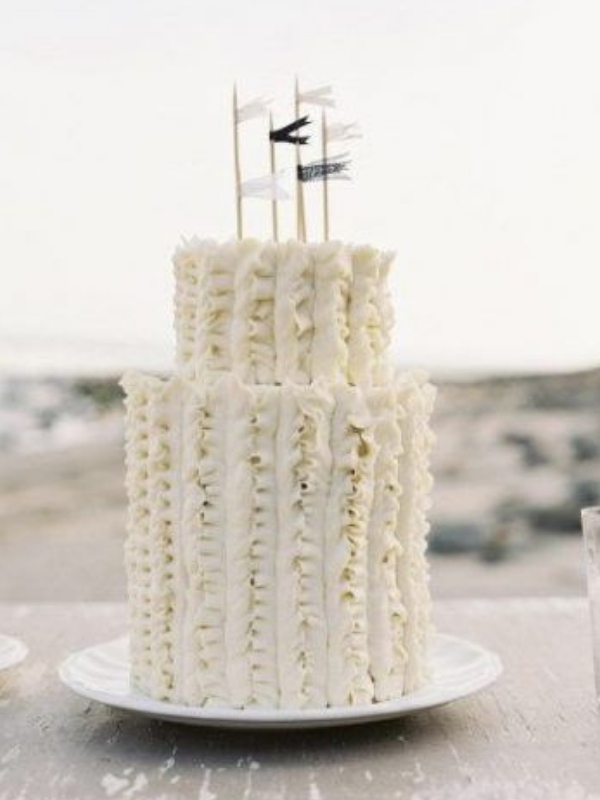 modelo de bolo de casamento simples babados