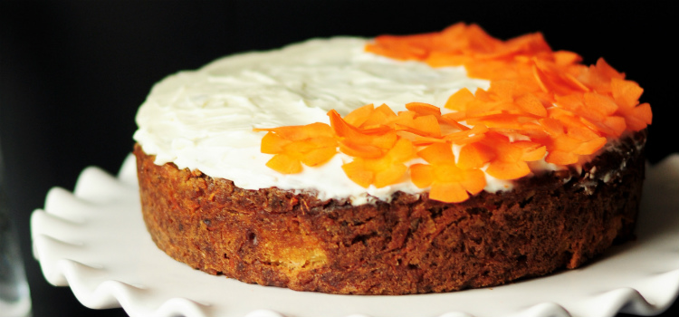 bolo de cenoura com cobertura de chocolate branco