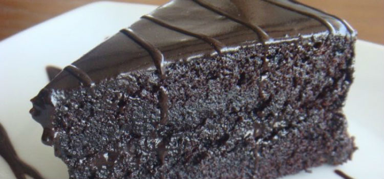 bolo de chocolate bem escuro e molhadinho