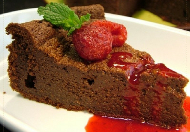 receita de bolo de chocolate cremoso com framboesa
