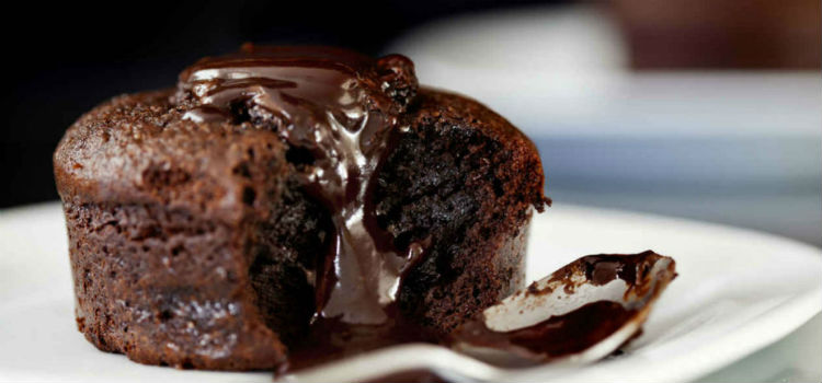 bolo de chocolate na caneca recheado