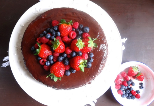 receita bolo de chocolate recheado frutas