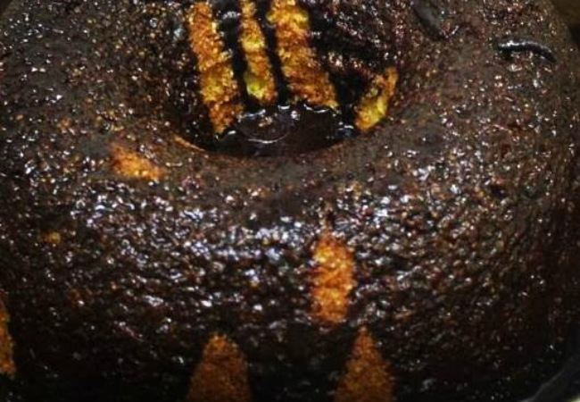 bolo de fubá com calda de chocolate