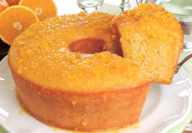 bolo de fubá com calda de laranja