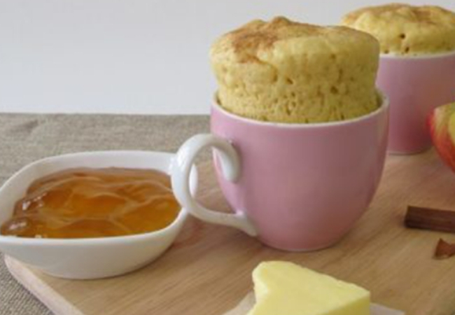 bolo de maçã na caneca