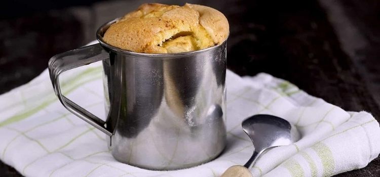 bolo de maçã e canela simples na caneca