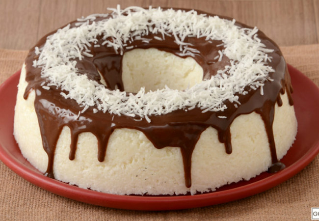 bolo de tapioca cremoso com calda de chocolate
