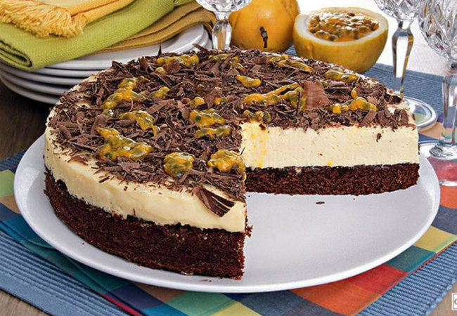 bolo mousse de chocolate com maracujá
