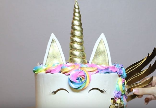 bolo confeitado de unicórnio