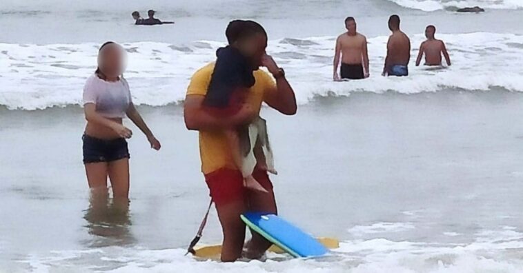 bombeiro se emociona ao resgatar criança