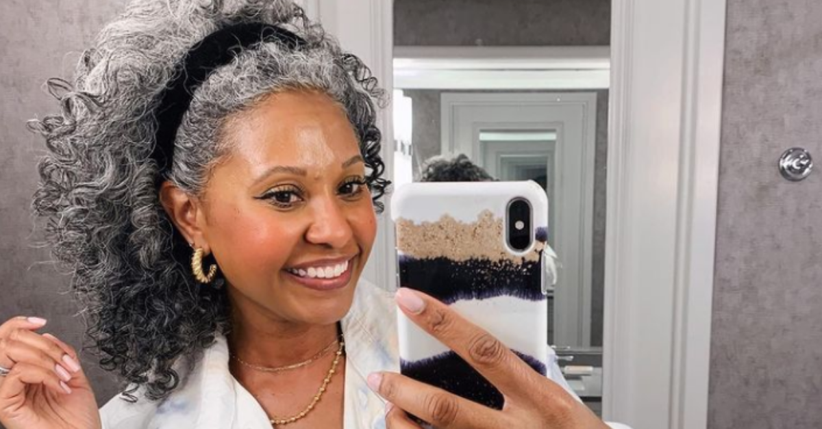 cabelo grisalho cacheado