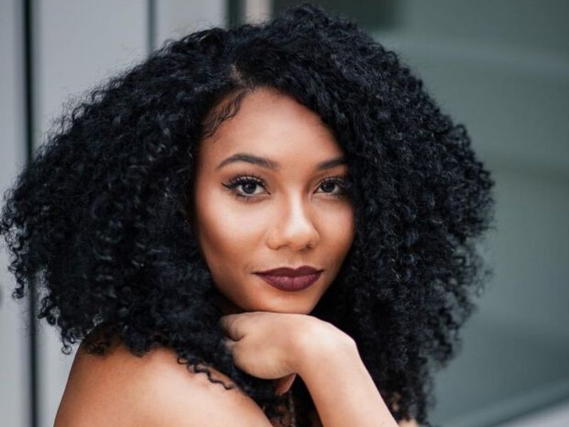 modelo cabelo crespo médio volumoso