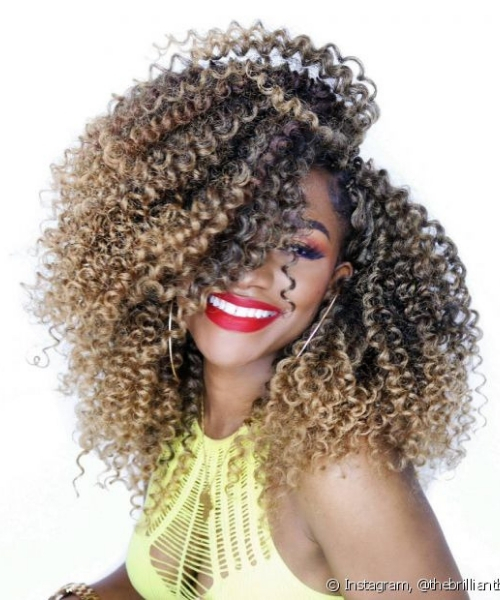 cabelos cacheados com luzes efeito degradê