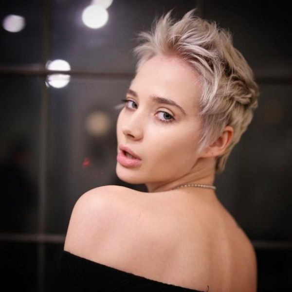 modelo cabelos curtos repicados franja alta