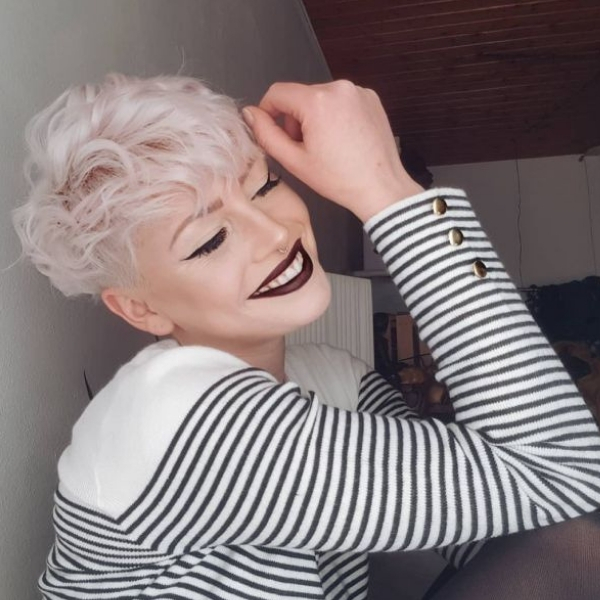 modelo cabelos curtos repicados platinado